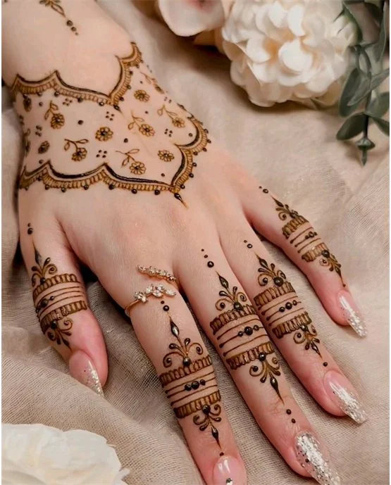 Decorative Placement On Scallop Back Hand Mehndi Design